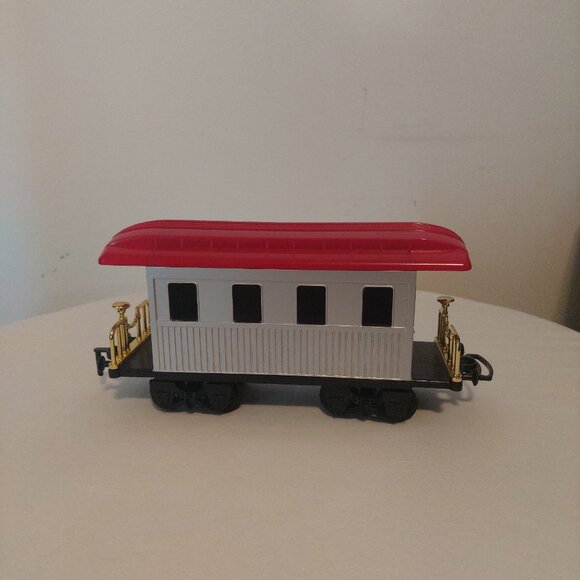 FAO Schwarz 2017 Christmas Holiday Train Passenger Car Dining Car G Scale EUC - Picture 1 of 8